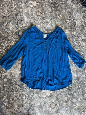 Liz Claiborne Blue V-Neck Crochet Trim Blouse